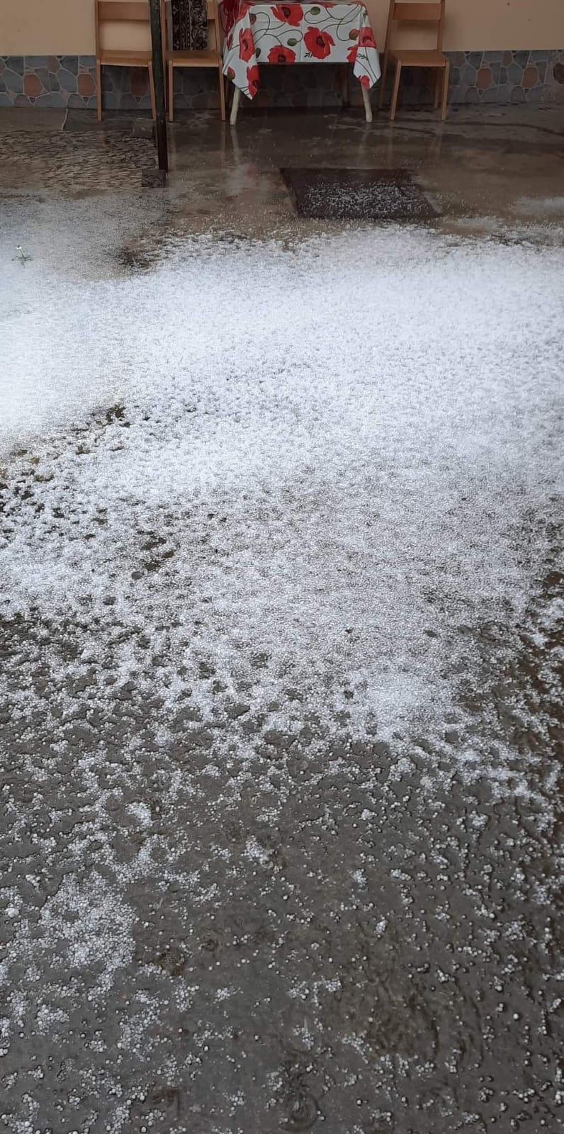 Fenomene meteo extreme în întreaga ţară: Ploi torenţiale, grindină, ninsoare şi frig | Care sunt zonele cele mai afectate 764619