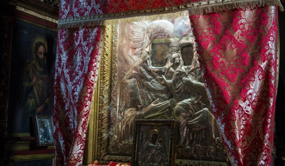Povestea icoanei făcătoare de minuni a Sfintei Ana, din Bistriţa: "Scoate diavolii, vindecă bolnavii şi dă rod pântecelor" | De sărbătoarea Izvorului Tămăduirii pelerinii sunt aşteptaţi la procesiuni