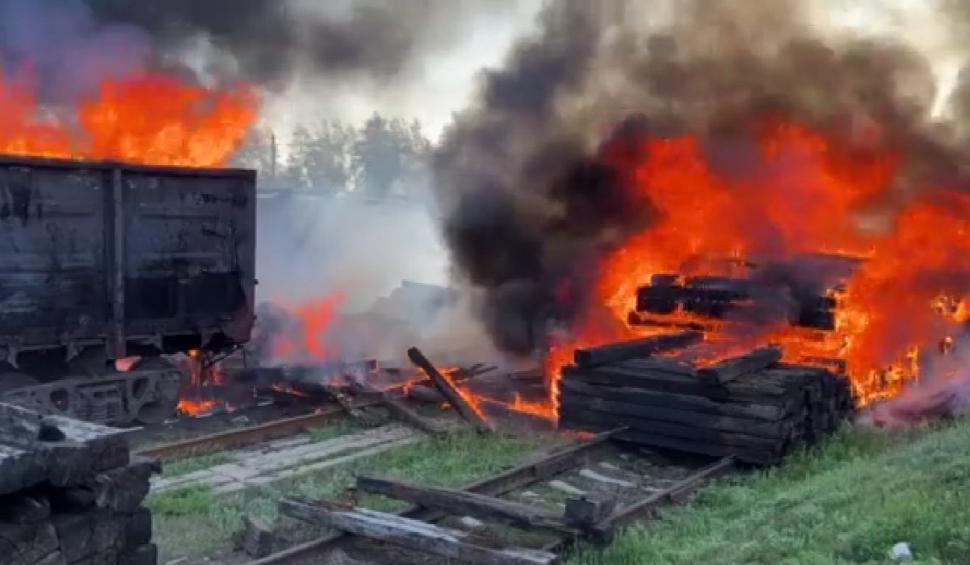 Vagoane în flăcări pe calea ferată, după ce Rusia a bombardat la Liman un nod feroviar folosit de trupele ucrainene