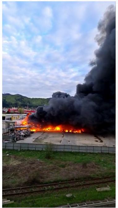 Incendiu puternic la un complex comercial din Braşov 764837