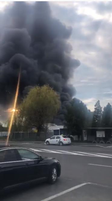 Incendiu puternic la un complex comercial din Braşov 764838