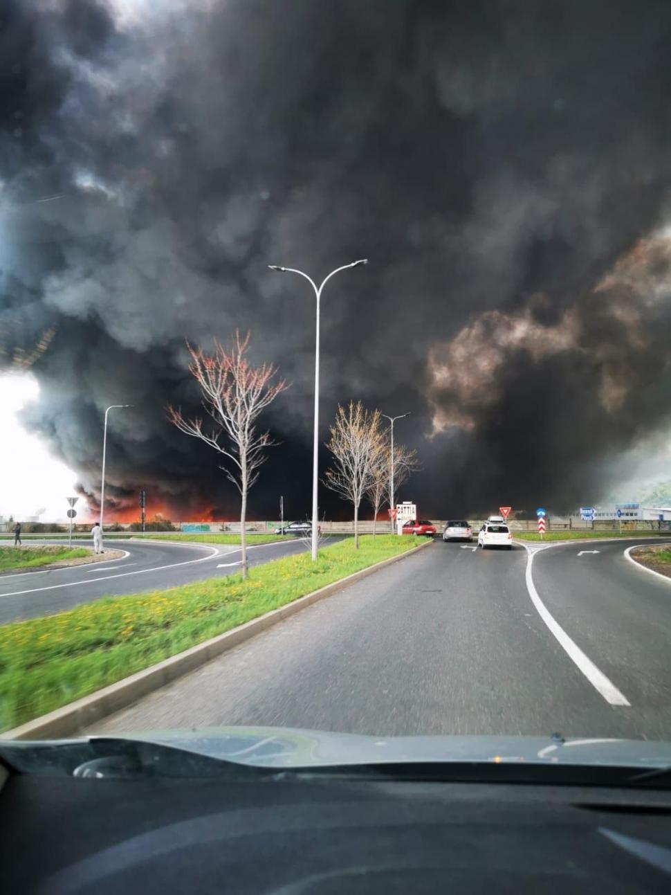 Incendiu puternic la un complex comercial din Braşov 764840