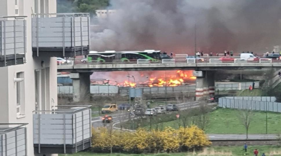 Incendiu puternic la un complex comercial din Braşov 764841