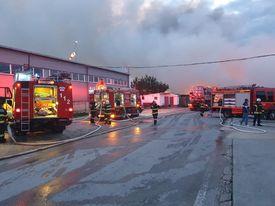 Incendiu puternic la un complex comercial din Braşov 764848