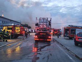 Incendiu puternic la un complex comercial din Braşov 764849