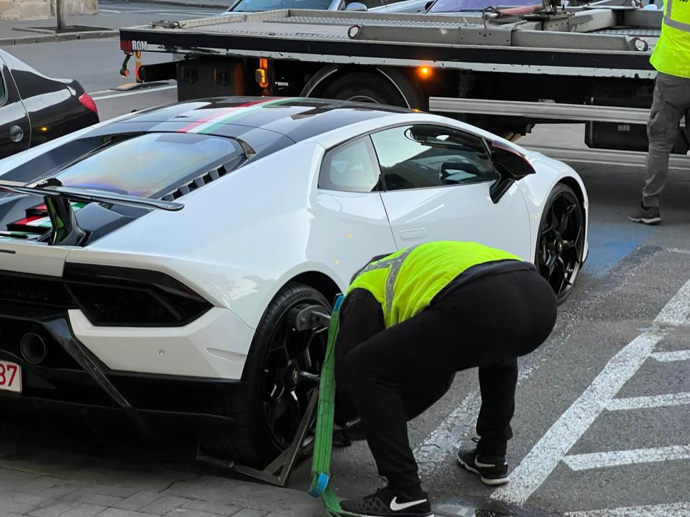 Lamborghini Huracan, de 200.000 de euro, ridicat de Poliție în centrul Clujului. Era parcat pe loc pentru persoane cu handicap 764715