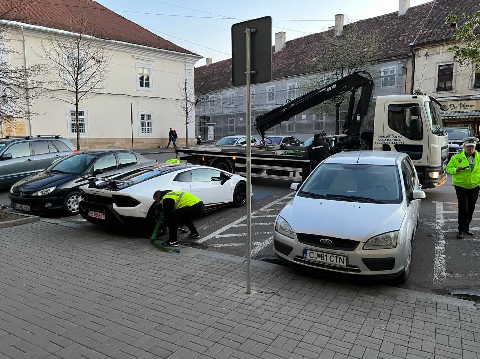 Lamborghini Huracan, de 200.000 de euro, ridicat de Poliție în centrul Clujului. Era parcat pe loc pentru persoane cu handicap 764716