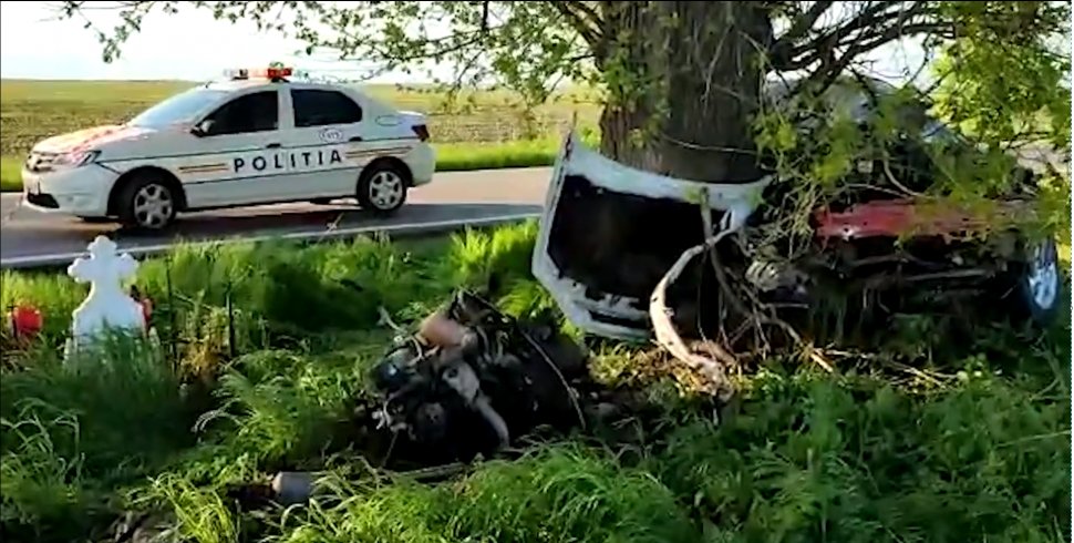 Un bărbat a murit chiar lângă o cruce, într-o maşină încolăcită în jurul unui copac, în Teleorman