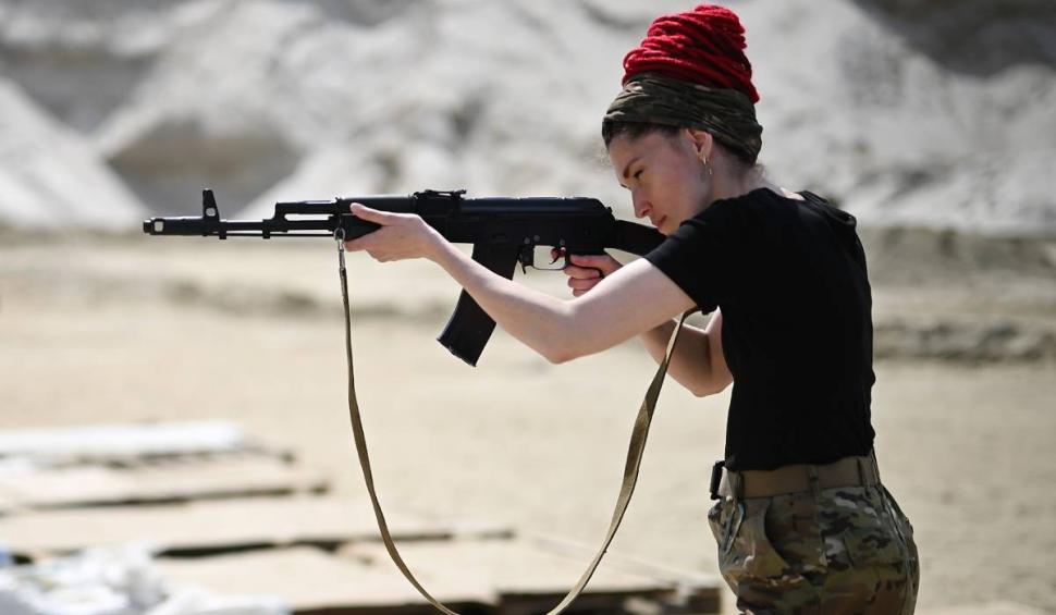 Imagini impresionante de la antrenamentele militare ale voluntarilor civili ucraineni. Zeci de mii de oameni luptă să-și apere țara 764952