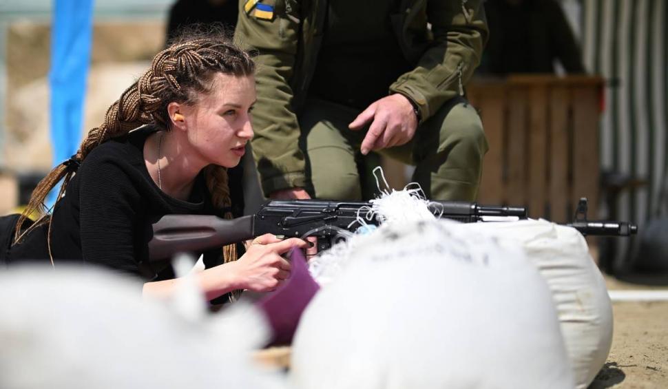 Imagini impresionante de la antrenamentele militare ale voluntarilor civili ucraineni. Zeci de mii de oameni luptă să-și apere țara 764953