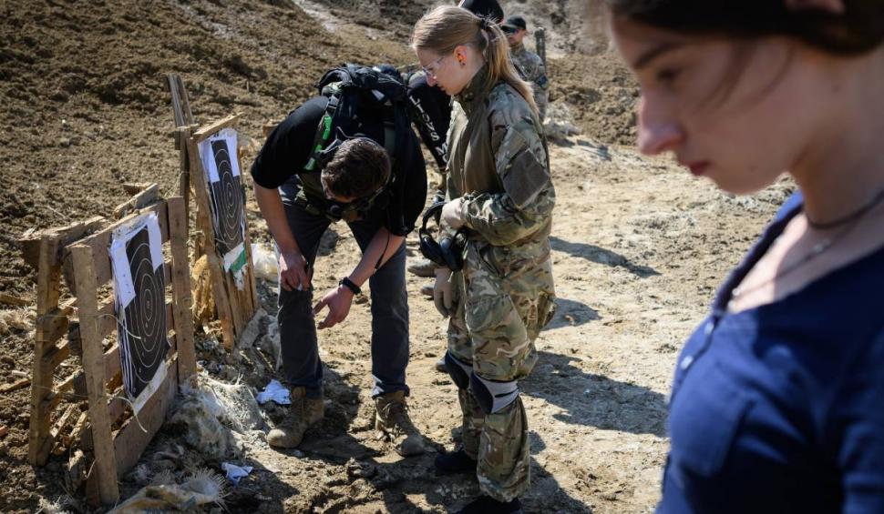 Imagini impresionante de la antrenamentele militare ale voluntarilor civili ucraineni. Zeci de mii de oameni luptă să-și apere țara 764955
