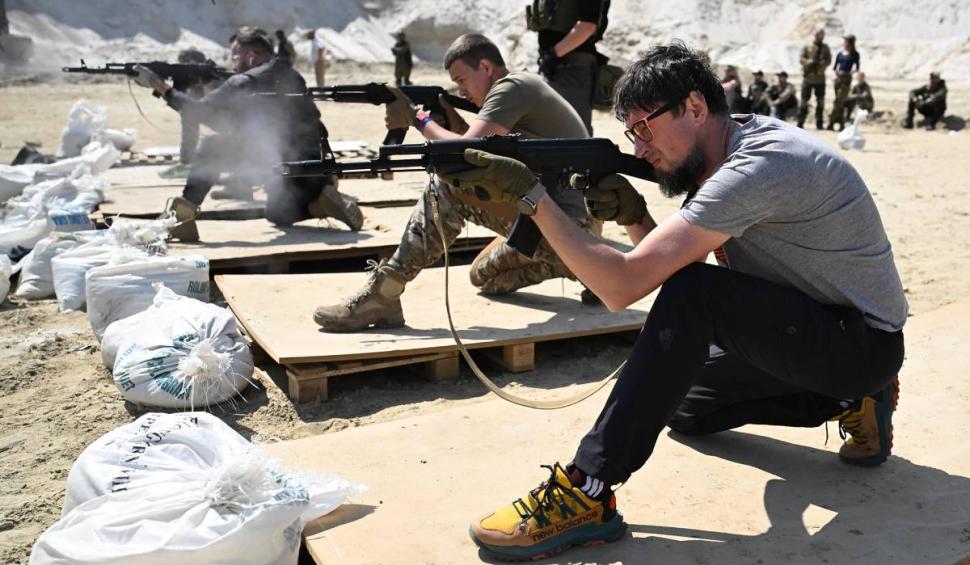 Imagini impresionante de la antrenamentele militare ale voluntarilor civili ucraineni. Zeci de mii de oameni luptă să-și apere țara 764956