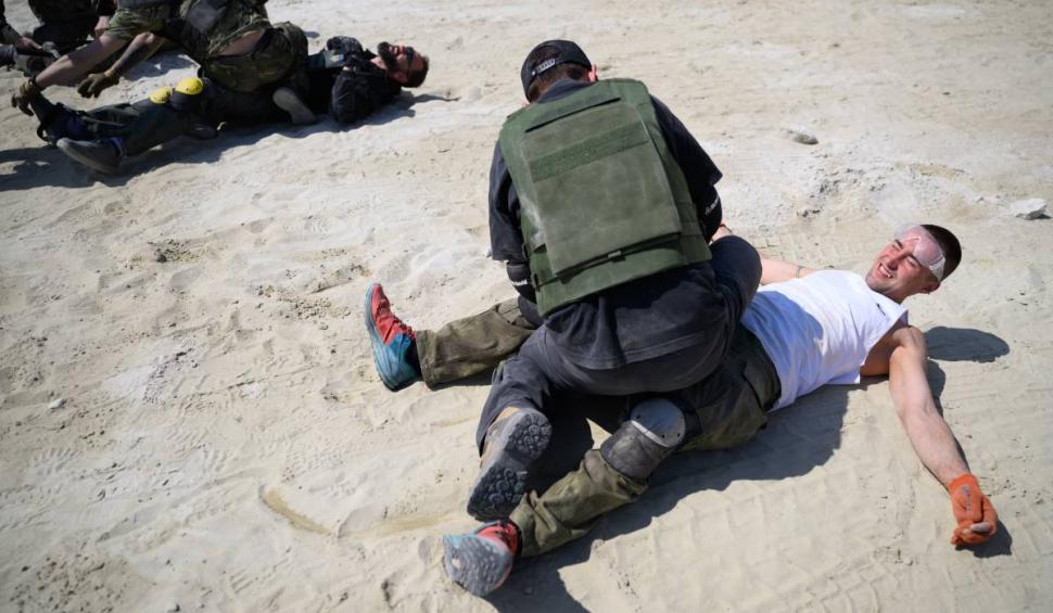 Imagini impresionante de la antrenamentele militare ale voluntarilor civili ucraineni. Zeci de mii de oameni luptă să-și apere țara 764957