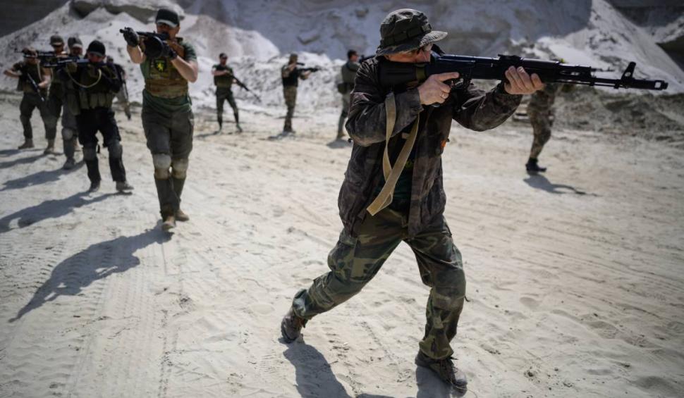 Imagini impresionante de la antrenamentele militare ale voluntarilor civili ucraineni. Zeci de mii de oameni luptă să-și apere țara 764959