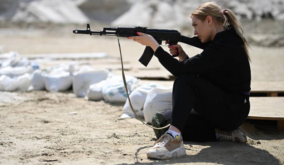 Imagini impresionante de la antrenamentele militare ale voluntarilor civili ucraineni. Zeci de mii de oameni luptă să-și apere țara 764960