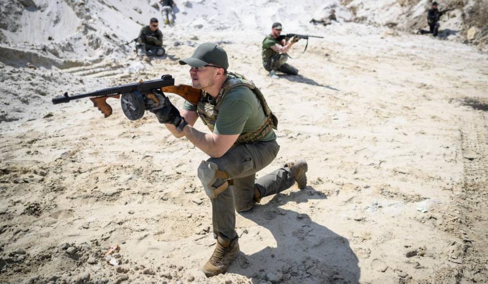 Imagini impresionante de la antrenamentele militare ale voluntarilor civili ucraineni. Zeci de mii de oameni luptă să-și apere țara 764961