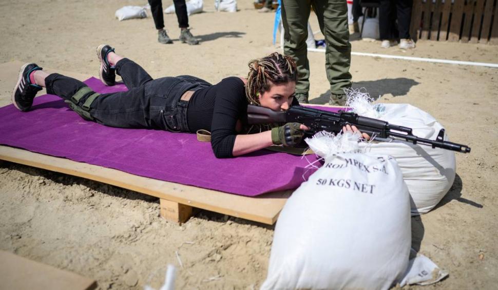 Imagini impresionante de la antrenamentele militare ale voluntarilor civili ucraineni. Zeci de mii de oameni luptă să-și apere țara 764962