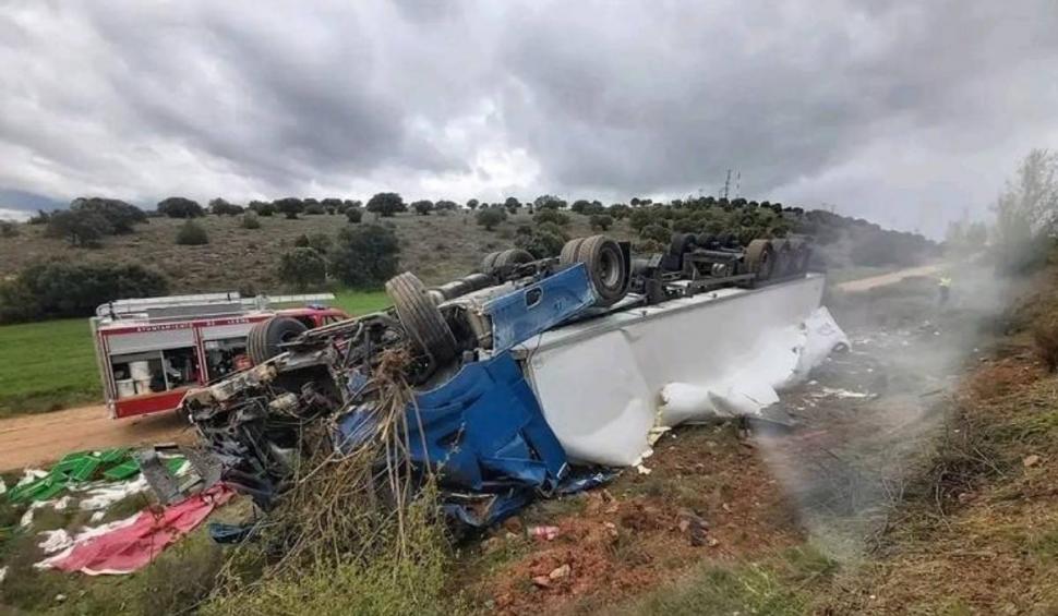 Lacrimi pentru Cristian, şoferul român de TIR care a murit strivit în propria cabină într-un accident din Spania: ”Nimeni nu este întrebat când doreşte să plece din această lume” 764937