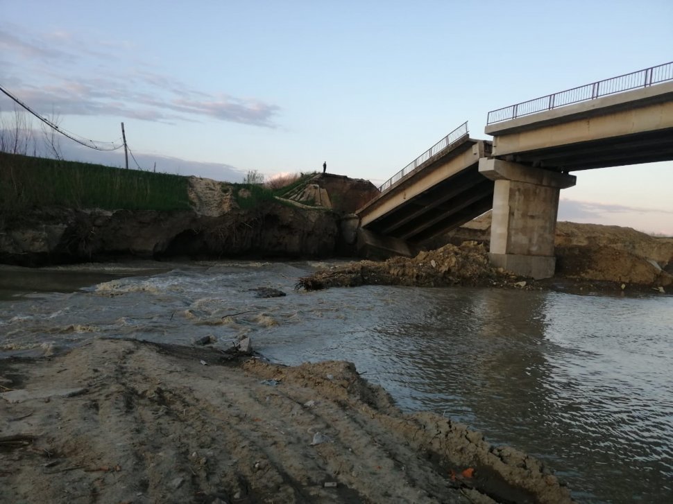 Un pod peste râul Putna s-a prăbușit în județul Vrancea