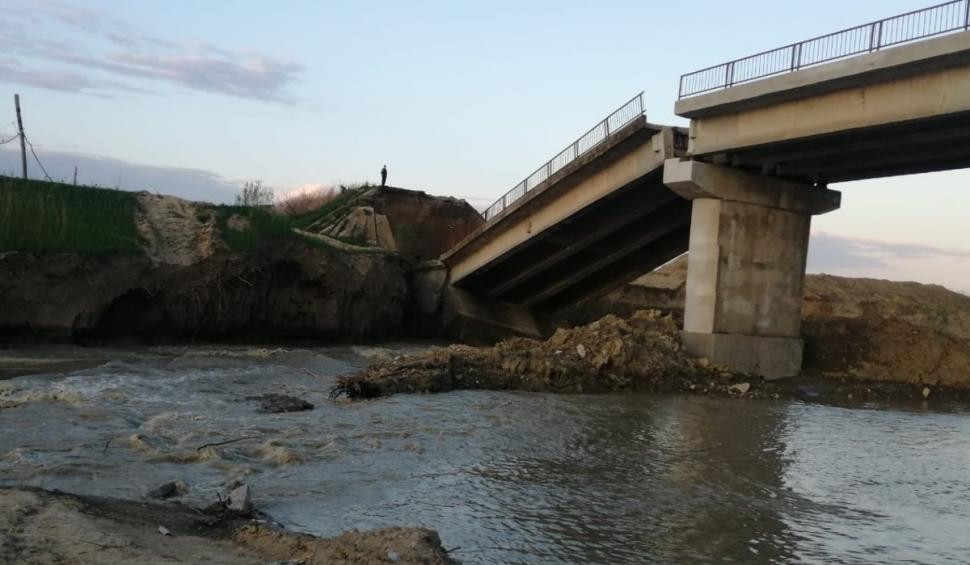 Un pod peste râul Putna s-a prăbușit în județul Vrancea 764971