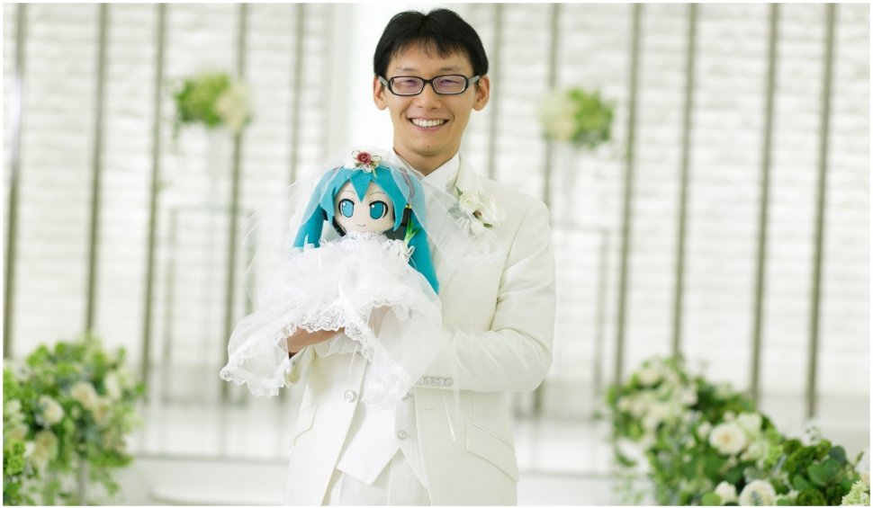 Japonezul care s-a căsătorit cu o hologramă, la un pas de divorț | Motivul: probleme tehnice
