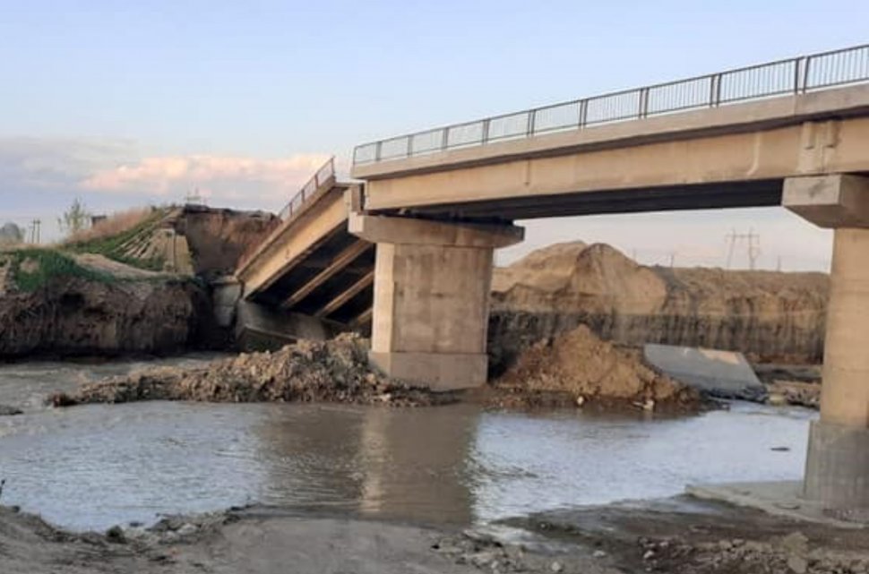 Podul peste râul Putna s-a rupt în două. Autoritățile cer explicații firmei care trebuia să îl reabiliteze