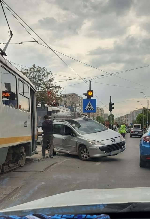 Accident în Rahova, în intersecția de la mall-ul Liberty! Un tramvai și o mașină s-au ciocnit 765514