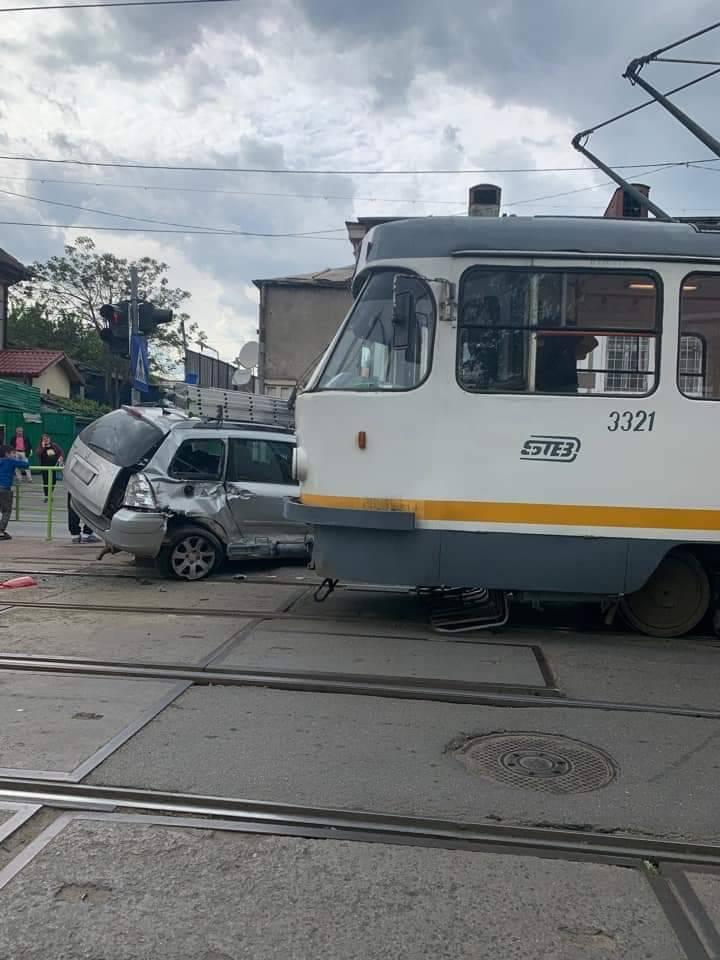 Accident în Rahova, în intersecția de la mall-ul Liberty! Un tramvai și o mașină s-au ciocnit 765515