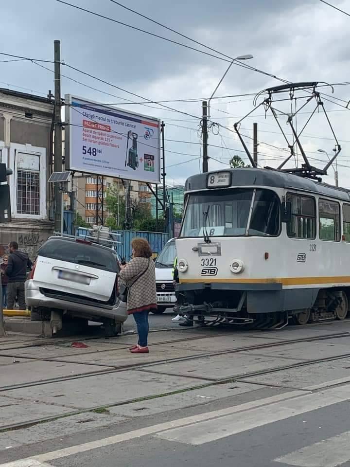 Accident în Rahova, în intersecția de la mall-ul Liberty! Un tramvai și o mașină s-au ciocnit 765516