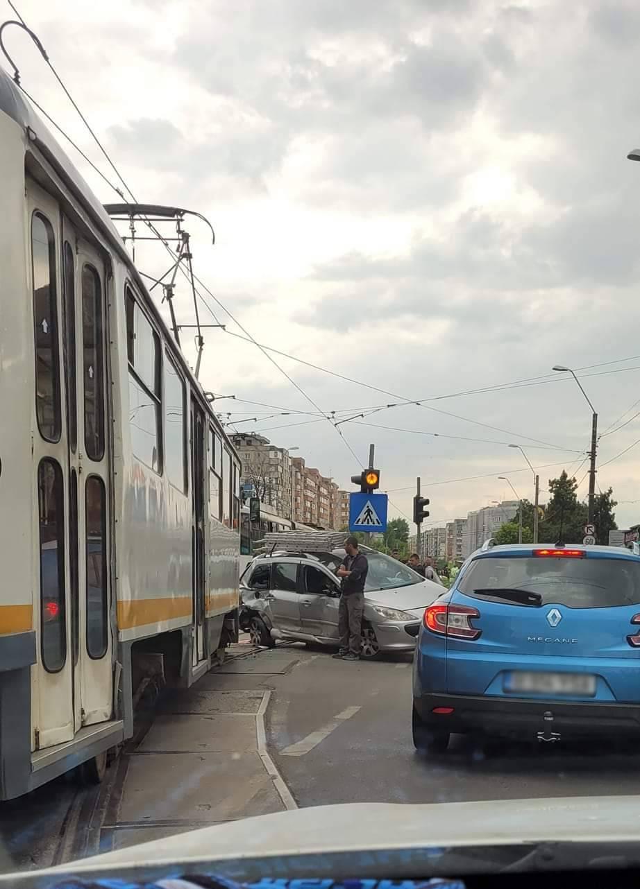 Accident în Rahova, în intersecția de la mall-ul Liberty! Un tramvai și o mașină s-au ciocnit 765517