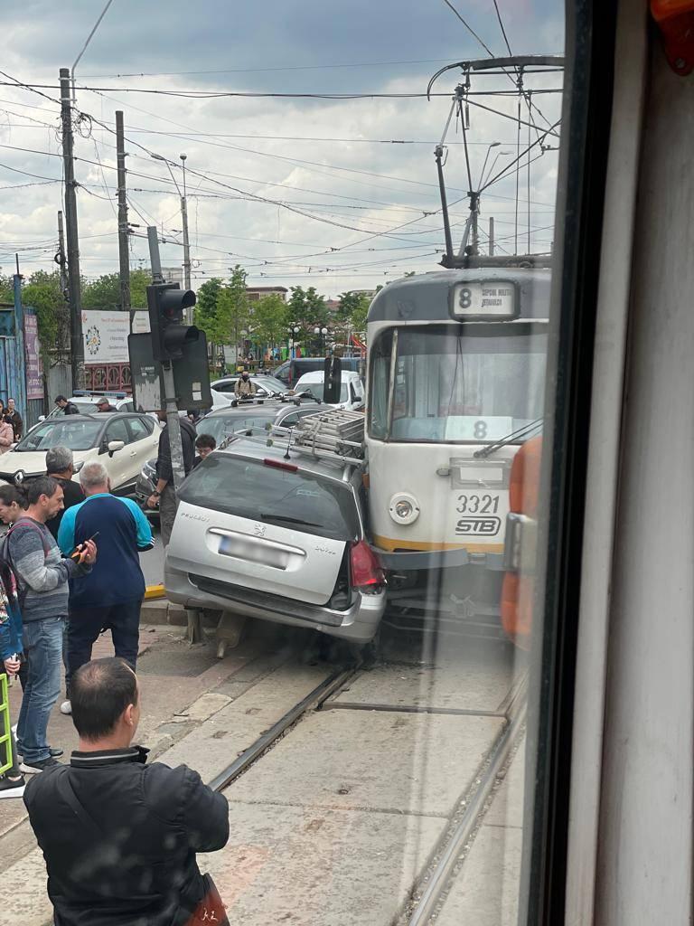 Accident în Rahova, în intersecția de la mall-ul Liberty! Un tramvai și o mașină s-au ciocnit 765518