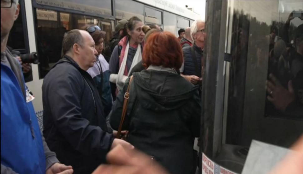 Ce s-a întâmplat cu civilii evacuați din uzina Azovstal, încercuită de forțele ruse la Mariupol 765522