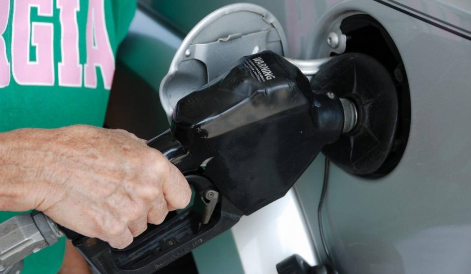 Cât a ajuns să coste benzina şi motorina în România faţă de alte ţări. Cumpărăm la prețuri de Vest, cu salarii de două ori mai mici
