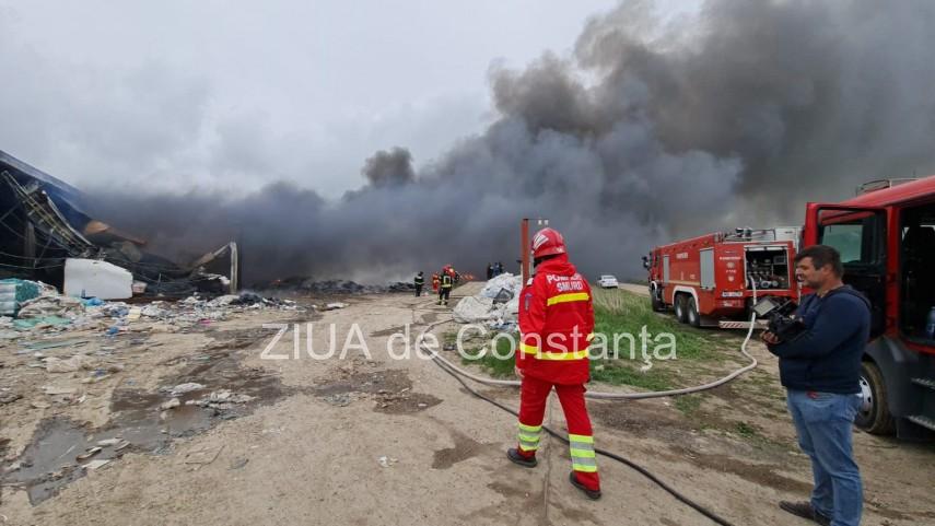Incendiu devastator la un depozit de deșeuri, în Techirghiol! Norul uriaş de fum, văzut de la 20 de km distanţă 765554