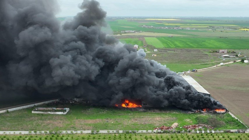 Incendiu devastator la un depozit de deșeuri, în Techirghiol! Norul uriaş de fum, văzut de la 20 de km distanţă
