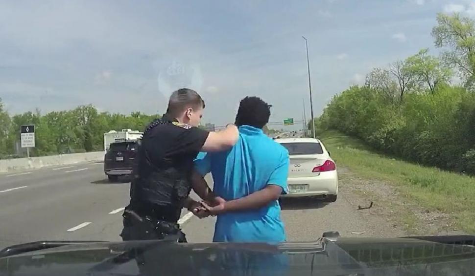 Un bărbat oprit în trafic s-a luptat cu doi polițiști și i-a târât cu mașina, în Tennessee 765534