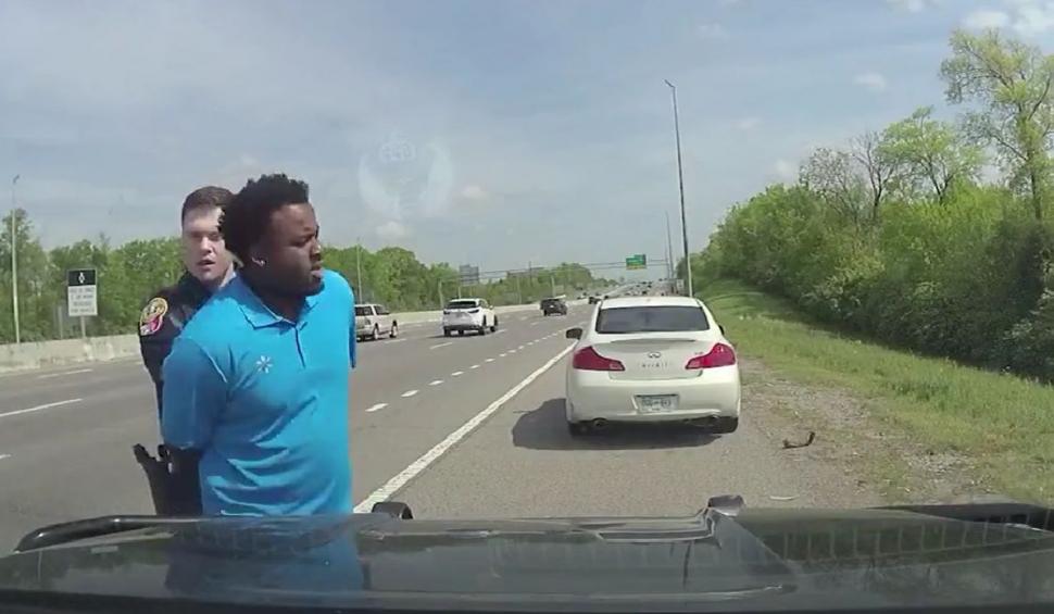 Un bărbat oprit în trafic s-a luptat cu doi polițiști și i-a târât cu mașina, în Tennessee 765535