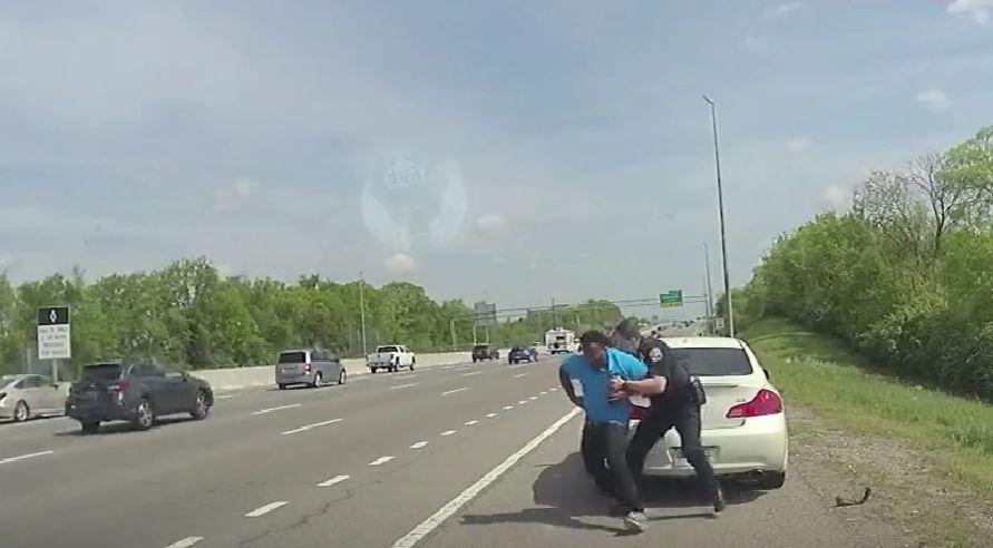 Un bărbat oprit în trafic s-a luptat cu doi polițiști și i-a târât cu mașina, în Tennessee 765536