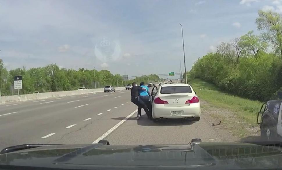 Un bărbat oprit în trafic s-a luptat cu doi polițiști și i-a târât cu mașina, în Tennessee 765537