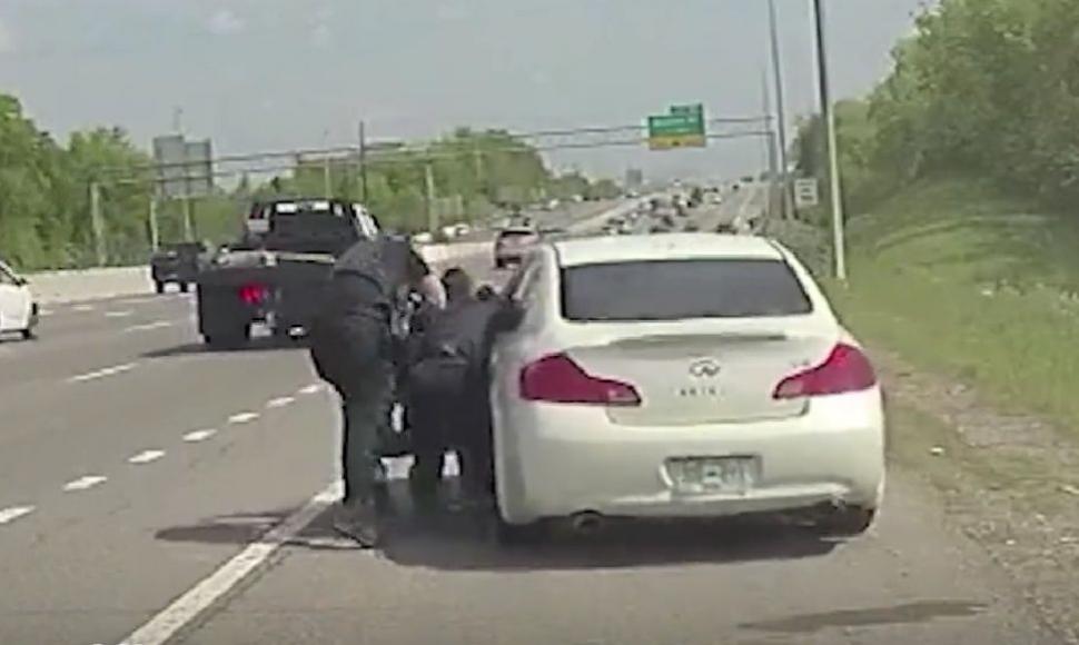 Un bărbat oprit în trafic s-a luptat cu doi polițiști și i-a târât cu mașina, în Tennessee 765539