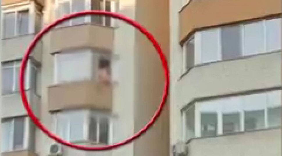 Un tânăr din Capitală, dezbrăcat complet, amenință că se aruncă de la etajul 5
