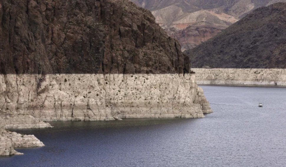 Un schelet din anii '70 aflat într-un butoi metalic a fost găsit după secarea celui mai mare lac artificial din SUA. Poliția lansează prima ipoteză