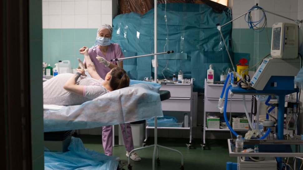 Două asistente au tăiat o parte din mâna unui bătrân când i-au scos branula, la Spitalul Județean Târgu-Jiu. Reacția conducerii
