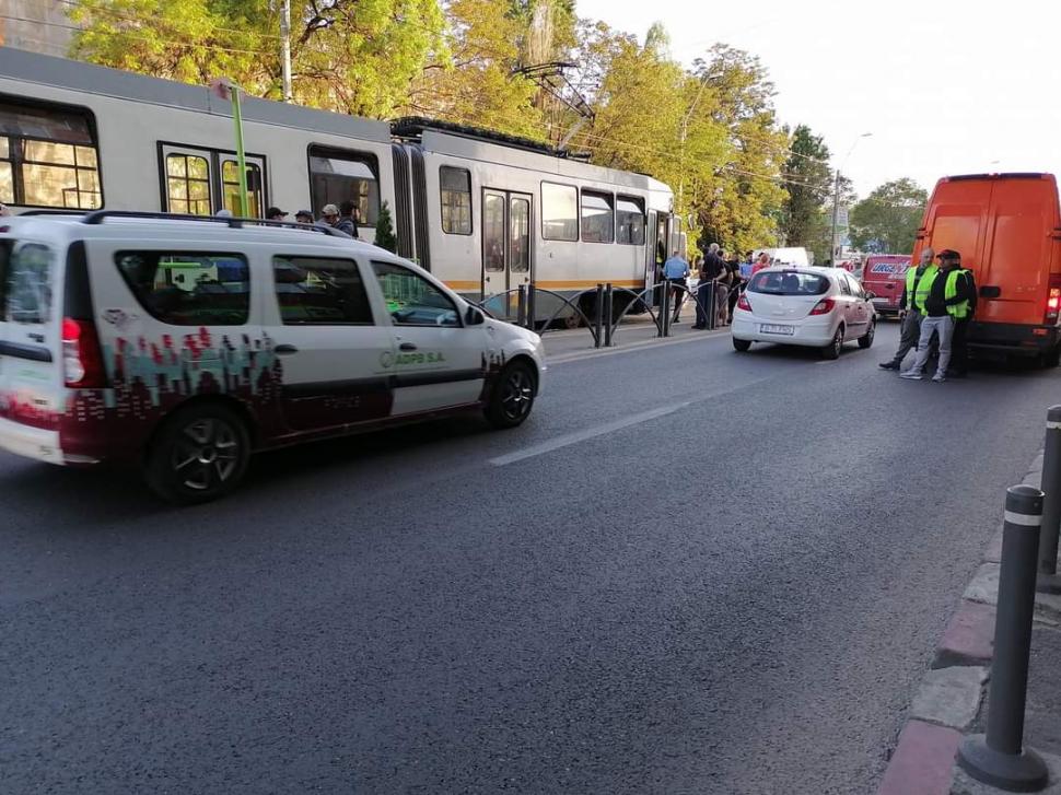 Femeie târâtă de tramvai pe Calea Rahovei din București. Încearcă să urce cu un copil în cărucior, iar vatmanul pleacă din stație 766143