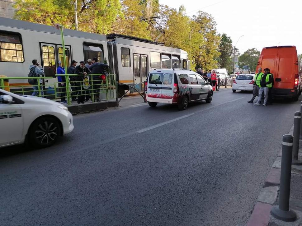 Femeie târâtă de tramvai pe Calea Rahovei din București. Încearcă să urce cu un copil în cărucior, iar vatmanul pleacă din stație 766144