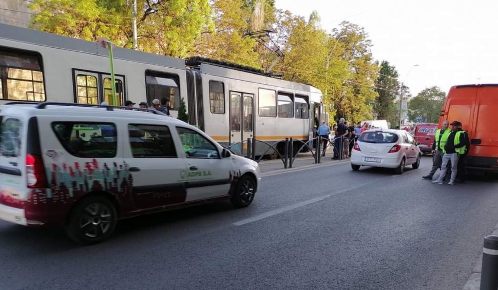 Femeie târâtă de tramvai pe Calea Rahovei din București. Încearcă să urce cu un copil în cărucior, iar vatmanul pleacă din stație