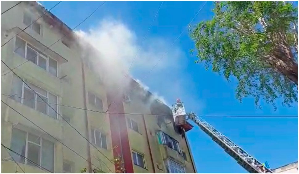 Incendiu violent la un bloc din Constanţa. Focul se extinde din cauza vântului puternic