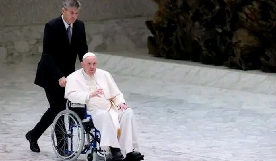 Papa Francisc, în scaunul cu rotile, la Vatican | Motivul care i-a provocat suferință Suveranului Pontif