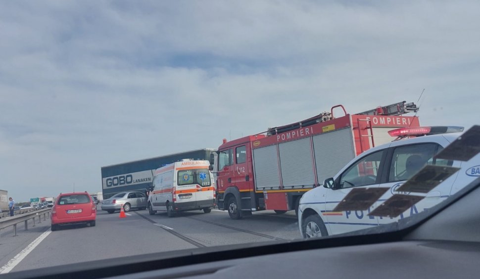 Accident pe autostrada București-Pitești. O mașină și un TIR s-au ciocnit: 2 răniți, circulație îngreunată spre Capitală