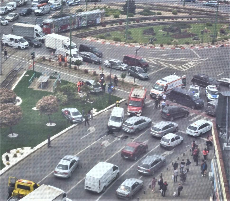 Accident grav în centrul Aradului! Unui bărbat i s-a făcut rău la volan şi a avariat şase maşini 766285
